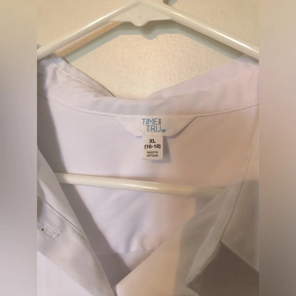 Time and Tru White Dress Shirt Classic Design Long Sleeve Button Down
